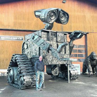 Spektakuläres bei Recycle Art - Neben seinem neusten Prunkstück verblasst der Firmeneigentümer: Peter Lötscher lädt in diesen Tagen mit «Wall-E» und zahlreichen Metalltieren und -fabelgestalten zur Ausstellung in Hermetschwil-Staffeln. Bild: zg