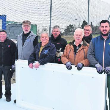 Wenig Lust auf Eislaufen - Während drei Tagen haben sie das Eisfeld abgebaut: (von links) Jost Mathis, Andreas Christoffel, Rolf Hüsser, Godi Tanner, Peter Brem, Betriebsleiter Georg Nafzger und sein Stellvertreter Blerim Pnishi. Bild: Erika Obrist
