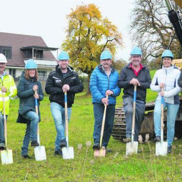 Das lange Warten hat ein Ende - Lange hat man auf diesen Moment gewartet – jetzt darf gebaut werden: Der Spatenstich im Unterdorf hat für die Gemeinde und für die Ortsbürger eine grosse Bedeutung. Bild: Sabrina Salm