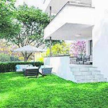 «Vertrauen beim Bauen» - Aussenansicht mit Gartensitzplatz.
