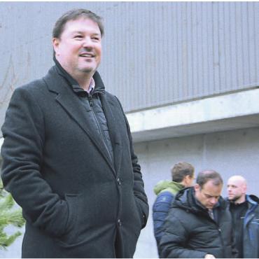 Erster Einblick in den Saal - Gemeinderat Michael Gutknecht begrüsste die zahlreichen Interessierten.