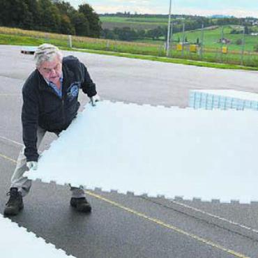 Verkauf statt Pause - Die Platten des Kunsteisfeldes werden in der Burkertsmatt kein weiteres Mal mehr aufgestellt. Bild: Archiv