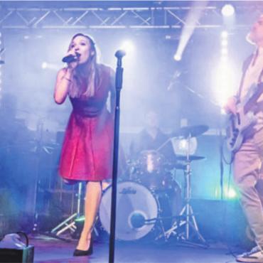 «Grosse Kiste» für Oberlunkhofen - Als Hauptband spielt am Samstag im Festzelt die Partyband «Upgrade» auf. Bild: zg