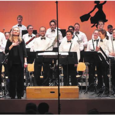 Zauberhafte Klänge - Die Stadtmusik Bremgarten spielte mit ihrer Dirigentin Emilie Chabrol (Mitte) zwei fantastische Konzerte. Bild: Stefan Eichholzer