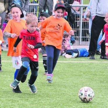 Die Kleinsten waren die Grössten - Fussball macht Spass: Den Ball im Visier – und trotzdem ein Lächeln im Gesicht.