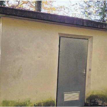 Für lange Zeit nur Fremdwasser - Dieses Häuschen des Quellwasserpumpwerks soll im Zuge der Sanierung abgerissen werden. Bild: zg