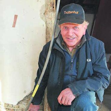 200-jähriges Haus weicht Neubau - Alois Kohler zeigt eine Wand, die ein Astgeflecht aufweist.
