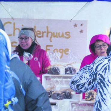 Eindrückliche Stimmung erzeugt - Die Marktbetreiber erfreuten sich einer interessierten Kundschaft. Bild: rwi