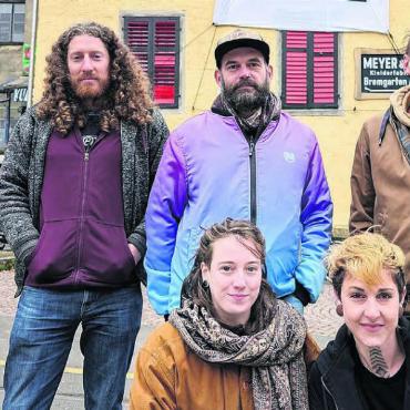 «Wir sind optimistisch» - Die Kuzeb-Betreiber haben am Wochenende eine grosse und unübersehbare Kampagne gestartet. Sie wollen in der ehemaligen Kleiderfabrik bleiben. Bild: Marco Huwyler
