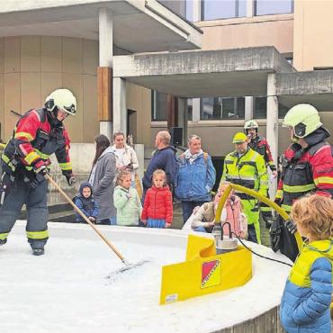 So arbeiten die Retter und Löscher - Im Brunnen wurde das Szenario eines überschwemmten Kellers nachgestellt. Bilder: ssr