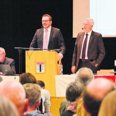 Kein Bauen auf Vorrat - Gemeinderat Reto Knecht (links stehend) und Gemeindeammann Daniel Stark (rechts) konnten die Zufiker Stimmbürger von der Doppelturnhalle überzeugen. Bild: Sabrina Salm