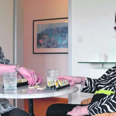 Für beide Seiten bereichernd - Das «Rummy»-Spielen ist für die Besucherin Helene Thalmann (links) und Rosmarie Buhofer eine beliebte gemeinsame Beschäftigung geworden. Bild: Roger Wetli