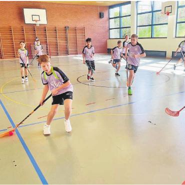 Sport und Gaming in den Ferien - ... oder beim realen in der Turnhalle – die Camp-Kinder waren voller Eifer dabei.
