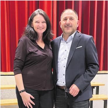 Peter Thurnherr tritt zurück - Stabübergabe: Die neue Stiftungsratspräsidentin Nicola Storrer-Colyer und der scheidender Präsident Peter Thurnherr. Bild: zg