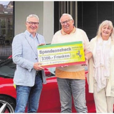 Spende aus Ferrari-Fahrten - Die St. Josef-Stiftung freut sich über einen Spendenscheck. Bild: zg