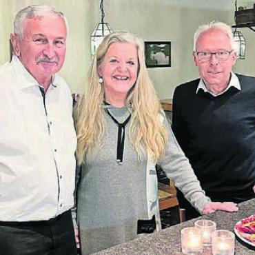 Gericht verliert 57 Jahre Erfahrung - Mit einem Apéro gab es ein grosses Dankeschön (v. l.): Edi Brunner, Evelyne Kellenberger und Bruno Sekinger. Bild: wam
