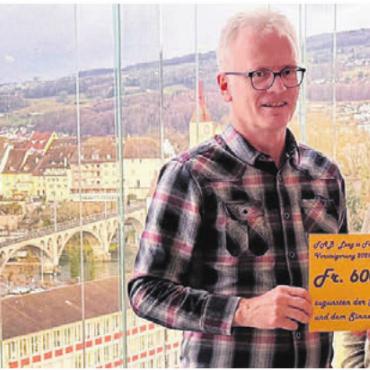 Zwei Projekte unterstützen - Peter Annen von der St. Josef-Stiftung nimmt den Scheck von FAB-Präsidentin Biggi Winteler entgegen. Bild: zg