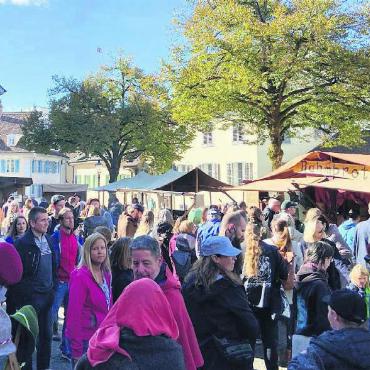 «Der Markt ist der Renner» - Viel, aber nicht zu viele: Das schöne Wetter vom Sonntag lockte einige Gäste nach Bremgarten.