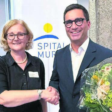 Stiftungsrat wieder vollständig - Sabina Rüttimann, Präsidentin der Stifterversammlung, gratuliert Stephan Bauer zu seiner erfolgreichen Wahl in den Stiftungsrat des Spitals Muri. Bild: zg