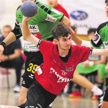 An der Sensation geschnuppert - Mirco Külling und der TV Muri hielten die NLB-Handballer aus Stäfa auf Trab. Bilder: Josip Lasic