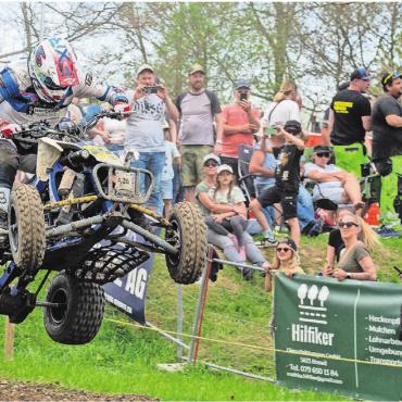 Heimrennen spielt in eigener Liga - Ein Quad-Sprung an den Köpfen Dutzender Besucher vorbei. Die Show ist für die Zuschauer teilweise zum Greifen nah. Bild: Stefan Hotz