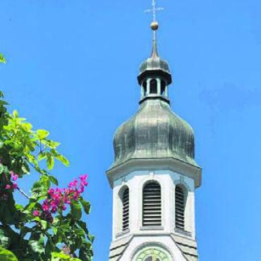 Kirche einmal anders - Festlich geschmückt: der Kirchturm in Jonen. Bild: zg