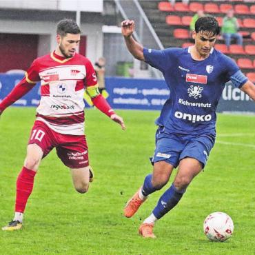 Pleiten, Pech und Pannen - Wohlens Bijan Dalvand (rechts) gegen Solothurn-Captain Hannes Hunziker. Dalvand übernimmt nach dem Platzverweis für Pnishi die Captainbinde beim FCW. Nach der zweiten strittigen Schiedsrichterentscheidung wäre er am liebsten mit dem ganzen Team vom Platz gegangen. Bild: Josip Lasic