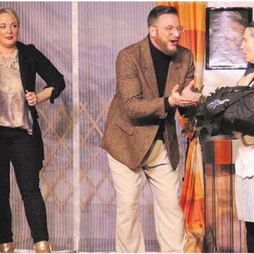 Tod-lustiges Theater - Der wettsüchtige Geschäftsinhaber Roland redet sich um Kopf und Kragen.