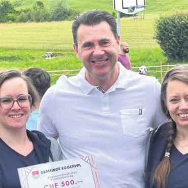 Seit 1994 sportlich unterwegs - Gemeinderat André Heinrich (Mitte) überreichte dem Vorstand des Sportvereins Eggenwil zum 30-Jahr-Jubiläum als Dank und Anerkennung einen ausserordentlichen Gemeindebeitrag. Bild: gk