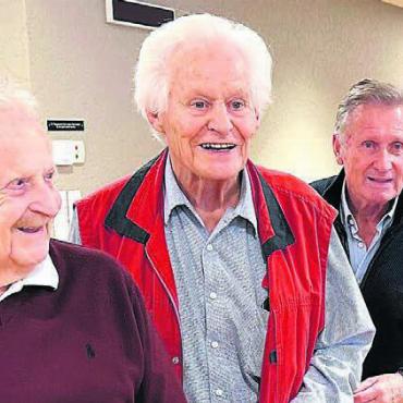 Grosse Feier für den starken Max - Der Viererbob, der 1971 in Cervinia den Weltmeistertitel geholt hat, hat sich 2024 im Bünzpark in Waltenschwil wiedervereint. Von links: Pilot René Stadler, Max Forster, Erich und Peter Schärer. Ein Comeback ist ausgeschlossen.