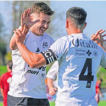 «Es braucht jeden» - Gentrim Uka (links) beim Torjubel mit Teamcaptain Simone Parente. Nach dem Suhr-Spiel haben beide je vier Tore auf dem Konto. Bei Muri verteilt sich die Torgefahr auf zahlreiche Akteure im Team. Bild: Andy Müller