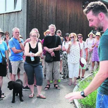 Die Natur lebt und gedeiht - Beim Werkhof erklärt Oliver Burgunder, dass auch auf kleinen Flächen viel für die Natur getan werden kann. Bild: Bernadette Oswald