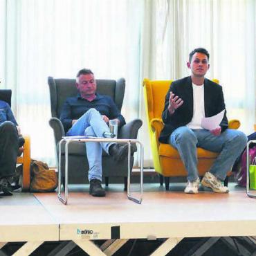 Umgang mit dem Unvorstellbaren - Die Experten sprechen über den Umgang mit Krisen im Zusammenhang mit dem tragischen Ereignis in Berikon: (v. l.) Johannes Gerber, Peter Kriemler, Kurt Mayer, Simon Zehnder (Moderation), Eveline Urech Wieser und Urs Braun. Bild: Sabrina Salm