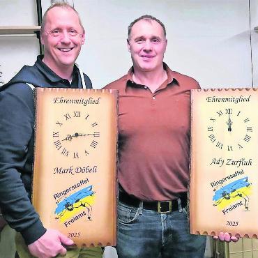Viel mehr als «nur» Aktuar - Zwei der drei neuen Ehrenmitglieder: Mark Döbeli (links) und Ady Zurfluh. Bild: zg