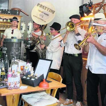 Begeisterung überall - Die Gastregion «Luzern Land» präsentierte sich mit verschiedenen Ständen. Teilweise traten Musikformationen aus dieser Region auf.