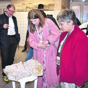 Glanzpunkt vor der Altstadt - Heinz Briner (links) erzählte den Interessierten ausführlich, wie das Modell entstanden ist. Bild: Erika Obrist