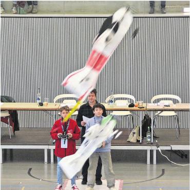 Bilder, Menschen, Emotionen - 8. Februar: An der Modell-Kunstflug-WM auf der Burkertsmatt massen sich Kunstflieger aus der ganzen Welt. Auch die jüngsten Modellflugpiloten zeigten eindrücklich ihr Können.
