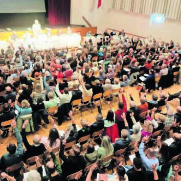 Das bleibt in Erinnerung - 30. November: Rekordverdächtige 296 Teilnehmende stimmen in Bremgarten nach intensiven Debatten einem Kompromiss einer Steuererhöhung um drei Prozent zu.