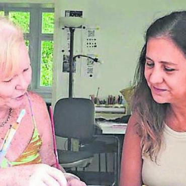 Ein Aquarell selber malen - Ein eigenes Aquarell malen? Die beiden Wohler Künstlerinnen Marcela Herzig (links) und Théa Prado machen es möglich. Bild: zg