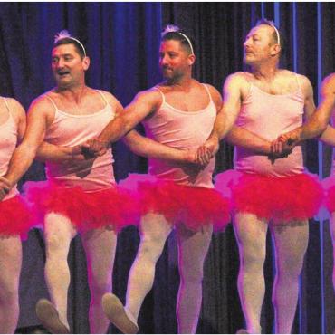 Dem Spielfieber verfallen - Die Männerriege entzückte in ungewohntem Outfit. Bilder: Patrick Fischer