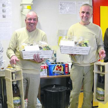 Nie eine Bewerbung geschrieben - 86½ Jahre Firmentreue gehen zu Ende: Geschäftsleitungsmitglied Daniel von Felten (links) und Produktionsleiter Roger Sägesser (rechts) verabschieden an diesem Abend Walter Meyer (2. v. l.) nach 50 Jahren und Zeljko Medic nach mehr als 36 Jahren. Bild: Chregi Hansen