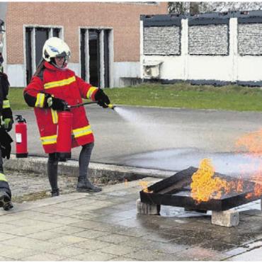 Lernen jenseits der Schulbank - Die Schüler erhielten von den Mutscheller Feuerwehrleuten grundlegende Kompetenzen für die Brandbekämpfung.