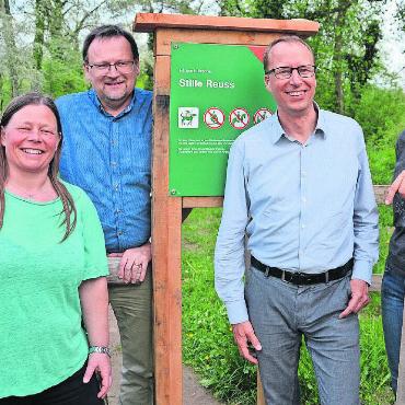 Einheitliche Information - Sie sind stolz auf die neuen Tafeln: (v. l.) Ursina El Sammra (Pro Natura Aargau), Andreas Boldt (Pro Natura), Ulysses Witzig und Jasmin Jossen (beide Crea Natira GmbH). Bild: Roger Wetli
