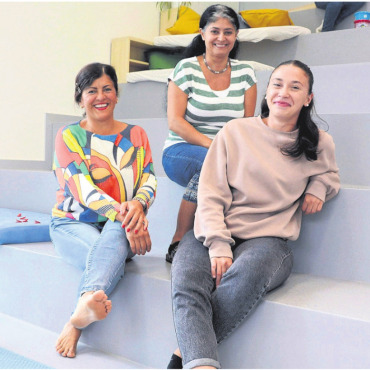 Nachbarn spannen zusammen - Das Team der Tagesstrukturen in Niederwil mit (von links) Ivonne Buni, Leiterin Beatrice Tetilla und Jelena Dahinden freut sich, bald auch die Kinder aus Hägglingen zu begrüssen. Bild: Archiv