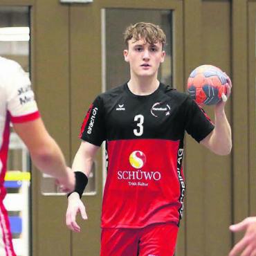 Zwischen KV-Lehre und Abstiegskampf - Samuel Scheiwiller (Mitte) ist mit seinen 20 Jahren bereits ein Leistungsträger bei Handball Wohlen. Bild: jg