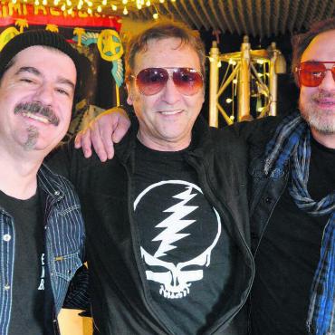 Albträume und streunende Hunde - Gitarrist Edis Mano (links) und Sänger Chris Ellis (rechts) bezeichnen den Texteschreiber Shane Brady als sechstes Bandmitglied. Bild: Roger Wetli