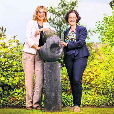 Voller Vertrauen in die Zukunft - Sie bilden das neue Team an der Spitze des Stiftungsrats des Künstlerhauses Boswil und sie ergänzen sich bestens: Irene Näf (links) und Christine Hehli Hidber. Bild: Gregor Galliker