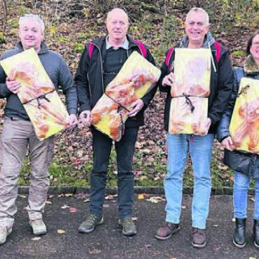 Grittibänz als Belohnung - An ihrer «Trophäe» dürften die besten Schützen eine Weile zu knabbern haben. Bild: zg
