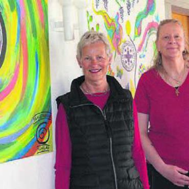 Die kreative Kraft der Frauen - Die AKF-Ausstellung hat zur Freude von (v. l.) Pia Viel, Präsidentin, Sandra Blasucci, Vizepräsidentin, und Vorstandsmitglied Evelyne Wernli eröffnet. Bild: sab