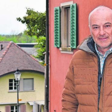 Warmes Licht auch mit LED - Die Lampen, welche in den Abendstunden die Kratzistiege neben dem Rathaus erhellen und somit sicher begehbar machen, sind teilweise bereits auf LED umgerüstet, weiss Stefano Righetti. Er ist auf der Bauverwaltung Leiter des Bereichs Tiefbau. Bild: Erika Obrist